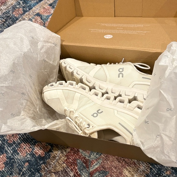 On clouds white sneakers size 6 - Picture 7 of 9